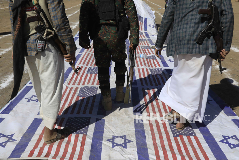 Anggota suku yang setia kepada Houthi menginjak bendera AS dan Israel. (ilustrasi). Para petinggi Israel ternyata adalah pendatang dari luar Israel  