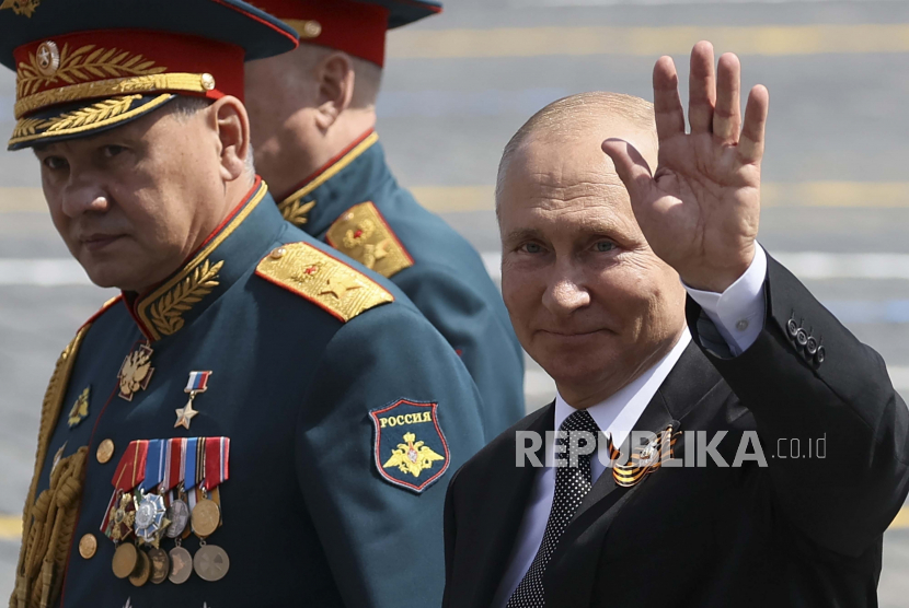 Uni Eropa Incar, Alina Kabaeva yang Diduga Pacar Putin. Foto:  Presiden Rusia Vladimir Putin, kanan, dan, Menteri Pertahanan Sergei Shoigu meninggalkan Lapangan Merah setelah parade militer Hari Kemenangan menandai peringatan 75 tahun kekalahan Nazi di Moskow, Rusia pada 24 Juni 2020. 