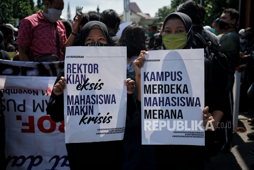 Sejumlah mahasiswa Universitas Negeri Yogyakarta (UNY) berunjuk rasa terkait UKT, di depan kampus UNY, Sleman, DI Yogyakarta, Jumat (3/7/2020).