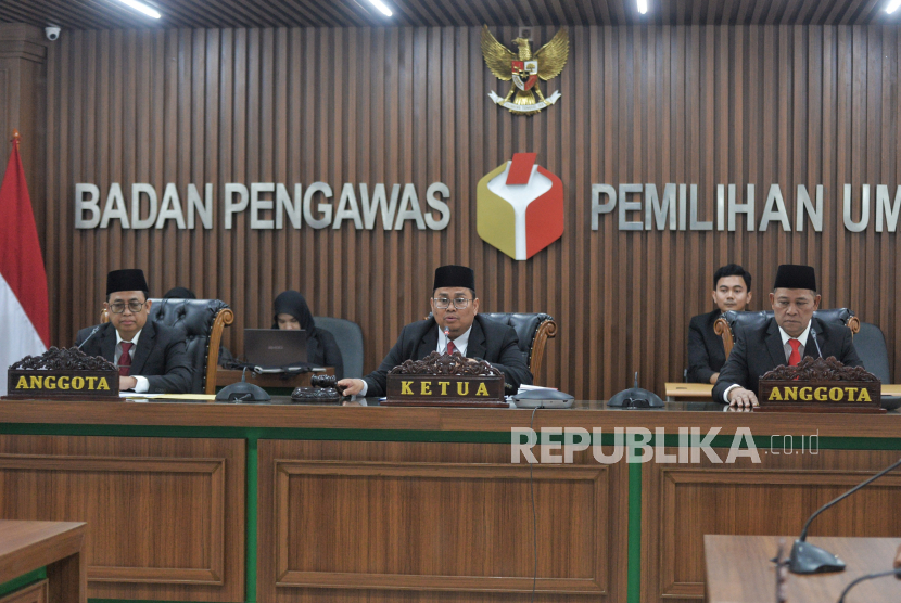 Ketua Bawaslu Rahmat Bagja (tengah) memimpin sidang pembacaan putusan penyelesaian sengketa proses pemilu 2024 