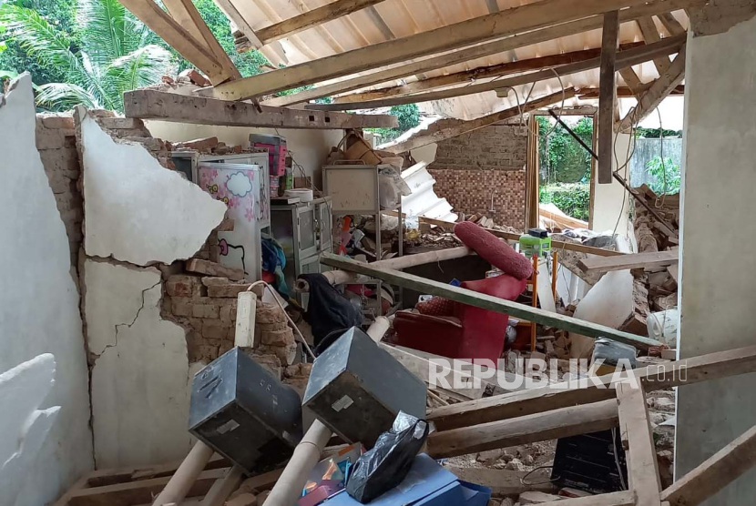 Rumah warga yang mengalami rusak berat akibat gempa di Kabupaten Subang, Senin (1/1/2024).