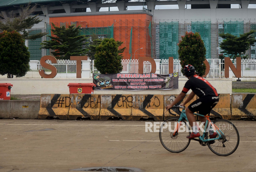 Warga Bogor Positif Covid-19 Bertambah 141 Kasus. Warga dengan menggunakan sepeda meninggalkan kawasan Stadion Pakansari, Kabupaten Bogor, Jawa Barat, Kamis (28/1). Pemerintah Kabupaten Bogor menutup sementara kawasan Stadion Pakansari dari segala aktivitas selama Pemberlakuan Pembatasan Kegiatan Masyarakat (PPKM) hal untuk menghindari kerumunan yang berpotensi menyebarkan Covid-19.Prayogi/Republika