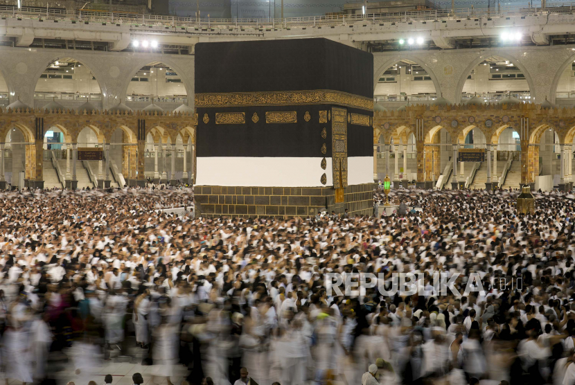  Dalam foto yang diambil dengan kecepatan rana rendah ini, peziarah Muslim mengelilingi Kabah, bangunan kubik di Masjidil Haram, di Makkah, Arab Saudi, Rabu, 6 Juli 2022. Dua Pendapat tentang Asal Usul Ka'bah