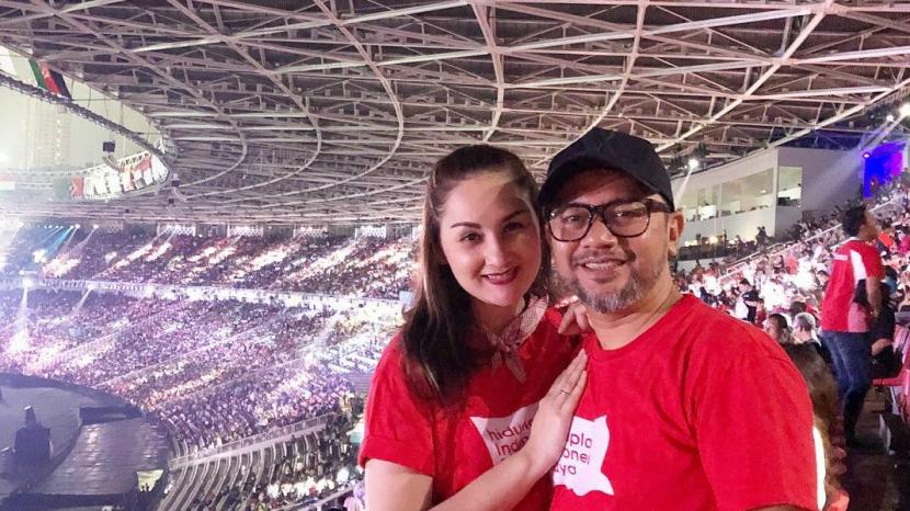 Mona Ratuliu dan Indra Brasco menyaksikan Penutupan Asian Games 2018 di GBK.