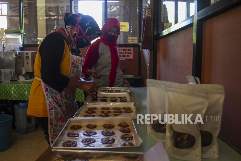 Warga membuat produk olahan coklat di rumah produksi Griya Coklat Nglanggeran, Patuk, Gunungkidul, DI Yogyakarta, Rabu (29/7). Kementerian Pariwisata dan Ekonomi Kreatif mendorong wirausaha kuliner menjadi food startup. 