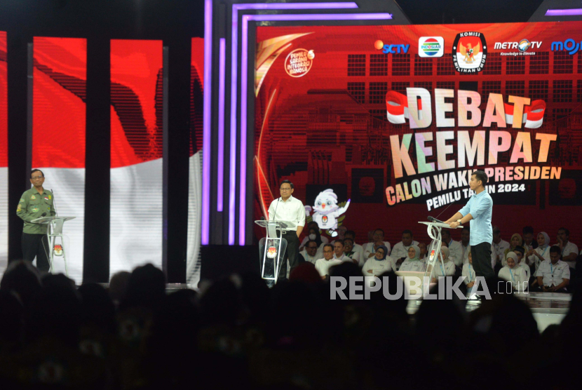 Para calon wakil presiden saat Debat Keempat Pilpres 2024 di Jakarta Convention Center (JCC), Jakarta, Ahad (21/1/2024). 