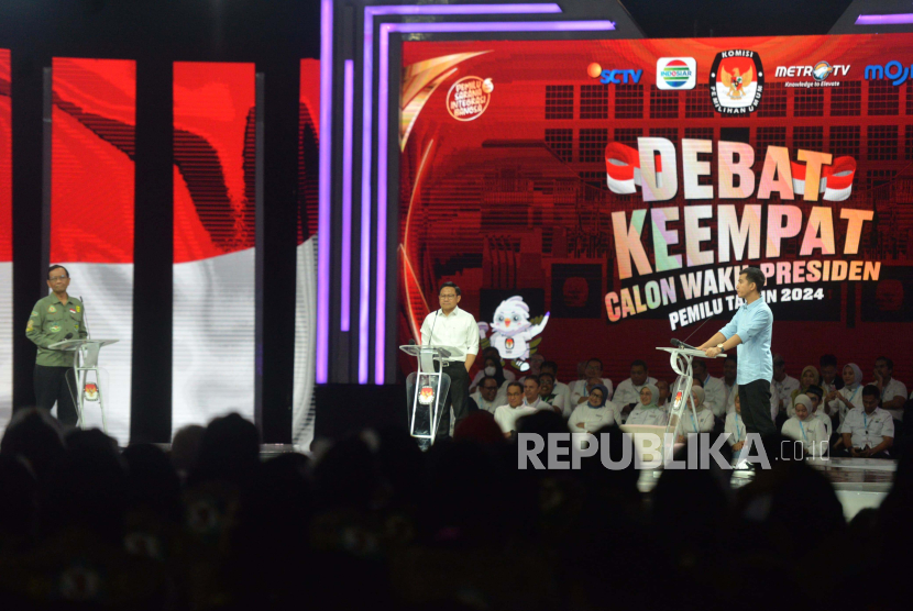 Calon wakil presiden nomor urut  3 Mahfud MD (kiri), calon wakil presiden nomor urut 1 Muhaimin Iskandar (tengah) dan  calon wakil presiden nomor urut 2 Gibran Rakabuming Raka.