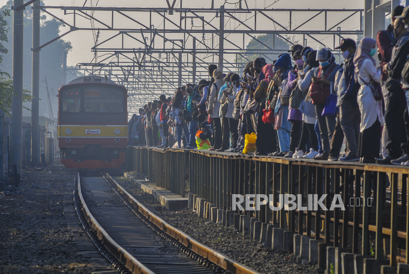 Sejumlah calon penumpang menunggu kedatangan Kereta Rel Listrik (KRL) di Stasiun Tambun, Kabupaten Bekasi, Jawa Barat, Senin (27/7/2020). Jalur KRL Bekasi akan dipisahkan dengan jalur kereta api antarkota.