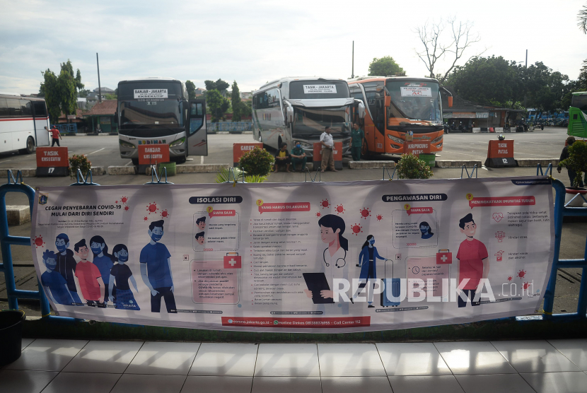 Sejumlah bus Antar Kota Antar Provinsi (AKAP) menunggu calon penumpang untuk memasuki bus di Terminal Kampung Rambutan, Jakarta, Kamis (2/4). Badan Pengelola Transportasi Jabodetabek (BPTJ) Kementerian Perhubungan merekomendasikan langkah-langkah pembatasan akses moda transportasi untuk mencegah penyebaran virus Corona di wilayah Jabodetabek