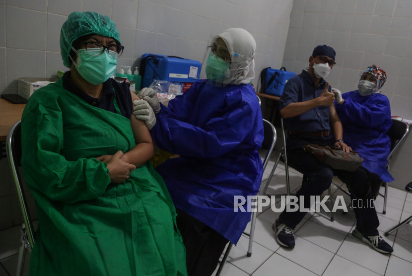 Petugas menyuntikkan vaksin Moderna kepada tenaga kesehatan yang menjalani vaksinasi Covid-19 dosis ketiga di Rumah Sakit Umum Daerah (RSUD) Doris Sylvanus, Palangkaraya, Kalimantan Tengah, Jumat (6/8/2021). Pemerintah membuka wacana vaksin dosis ketiga masyarakat umum tahun depan.