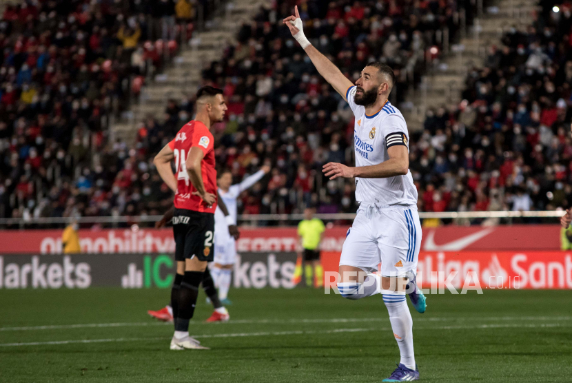  Striker Real Madrid Karim Benzema berselebrasi setelah mencetak gol selama pertandingan sepak bola La Liga Spanyol antara RCD Mallorca dan Real Madrid di Stadion Son Moix di Mallorca, Kepulauan Balearic, Spanyol, 14 Maret 2022.