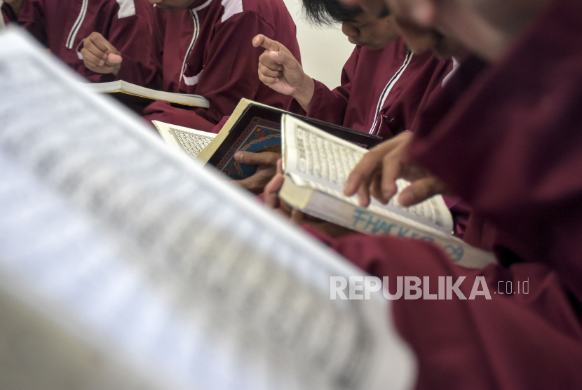 Siswa penyandang disabilitas membaca Alquran (tadarus) menggunakan bahasa isyarat di Masjid Ar Rahman Pusyansos Griya Harapan Difabel Dinsos Jabar, Kota Cimahi, Rabu (12/4/2023). Kegiatan yang diikuti oleh sedikitnya 35 siswa penyandang disabilitas tersebut dalam rangka mengisi waktu luang di bulan Ramadhan dengan memperdalam ilmu agama, membaca Alquran, ibadah dan hafalan doa. Naskah Khutbah Jumat: Bencana Moral Menghancurkan Peradaban Manusia