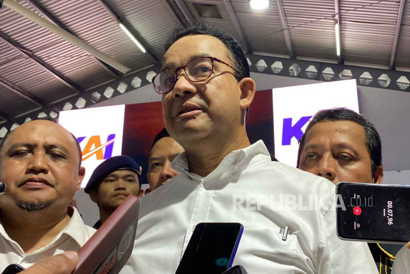 Calon Presiden dari Koalisi Perubahan, Anies Baswedan, di Stasiun Bogor memberikan keterangan pers terkait kampanyenya di Kota Bogor, Selasa (28/11/2023). 