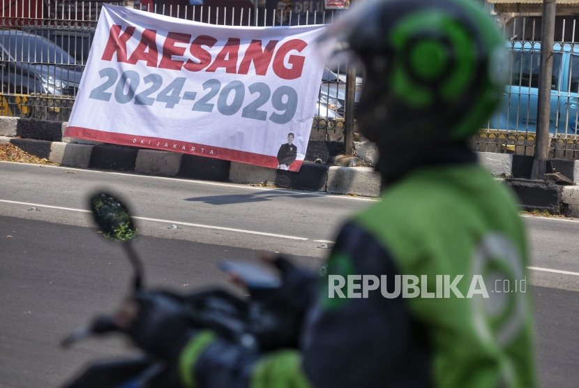 Kendaraan melintas didekat spanduk Kaesang 2024-2029 di Kawasan Mampang, Jakarta, Jumat (9/8/2024). Spanduk bertuliskan Kaesang 2024-2029 bermunculan di beberapa beberapa titik sudut Jakarta. Spanduk ini pun dikaitkan sebagai bentuk dukungan kepada Kaesang untuk maju dalam kontestasi pilgub Jakarta 2024. Nama Kaesang pun disebut-sebut  berpotensi menjadi pasangan Ridwan Kamil di Pilgub Jakarta mendatang.