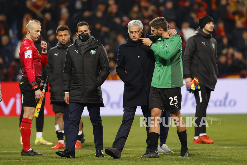 Pelatih kepala Roma Jose Mourinho (tengah) dan pelatih Sassuolo Domenico Berardi (2-kanan) bereaksi setelah pertandingan sepak bola Serie A Italia antara AS Sassuolo Calcio dan AS Roma di Reggio Emilia, Italia, 13 Februari 2022.