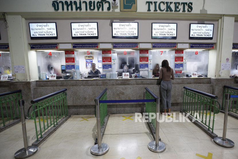 Seorang penumpang membeli tiket di loket Stasiun Kereta Api Hua Lamphong di Bangkok, Thailand
