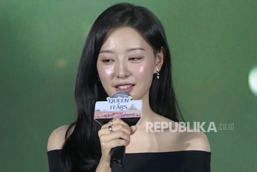Tangkapan layar Aktris Kim Ji-won dalam konferensi pers Queen of Tears. Kim Ji-won bermain di beberapa serial drama Korea (drakor) populer.