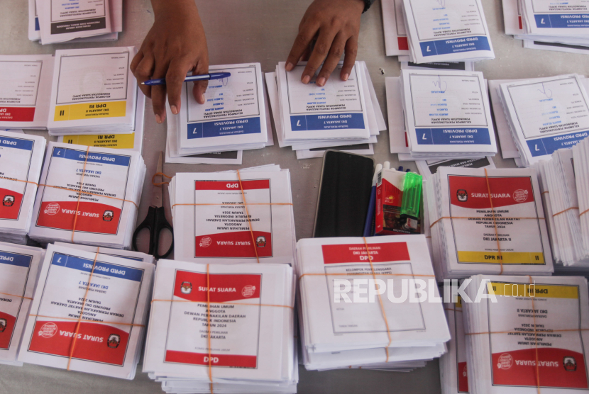 Petugas KPPS menyiapkan surat suara untuk warga di Tempat Pemungutan Suara (TPS).