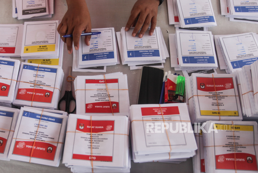 Petugas KPPS menyiapkan surat suara untuk warga di Tempat Pemungutan Suara (TPS) 61, Lebak Bulus, Jakarta, Rabu (14/2/2024). Jumlah pemilih muda pada Pemilu 2024 dari generasi milenial dan Gen Z mencapai sekitar 55 persen dari daftar pemilih tetap yang memiliki pengaruh besar pada penghitungan suara. Berdasarkan data pada pemilu 2024 ini terdapat 66.822.389 generasi milenial dan 46.800.161 Gen Z.