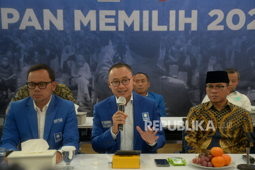 Sekjen PAN Eddy Soeparno (tengah) memberikan keterangan saat peluncuran Gerakan PAN Memilih di kantor DPP PAN, Jakarta, Selasa (14/6/2022). Gerakan PAN Memilih merupakan gerakan untuk menjaring aspirasi Kader PAN di seluruh Indonesia untuk memilih Capres dan Cawapres yang akan diusung di Pemilu 2024.Prayogi/Republika.