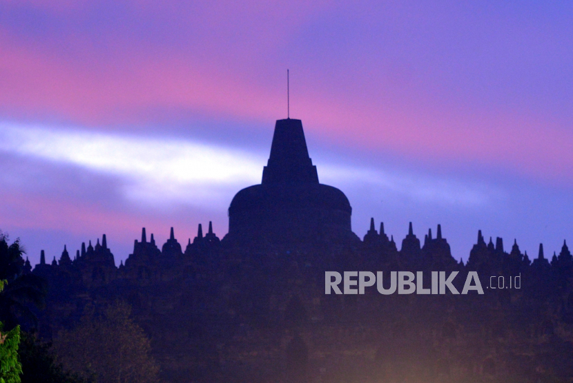 Candi Borobudur. Pemerintah berencana menaikkan tarif tiket masuk Borobudur sebesar Rp 750 ribu. Kenaikan tarif tersebut berlaku bagi turis yang ingin naik ke atas candi.