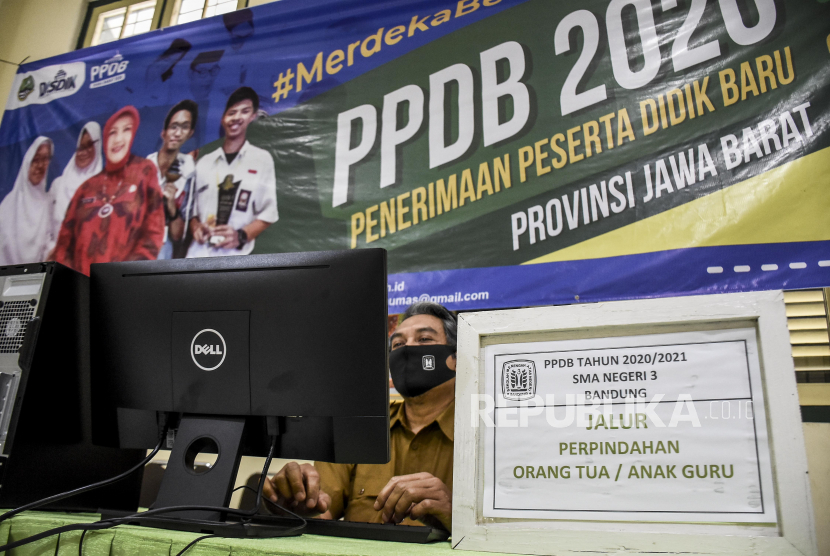 Panitia memeriksa proses Penerimaan Peserta Didik Baru (PPDB) secara daring di SMAN 3 Bandung, Jalan Belitung, Kota Bandung, Senin (8/6). Penerimaan Peserta Didik Baru (PPDB) SMA, SMK dan SLB di Jawa Barat digelar secara daring dalam dua tahap yakni 8 - 12 Juni dan 25 Juni - 1 Juli