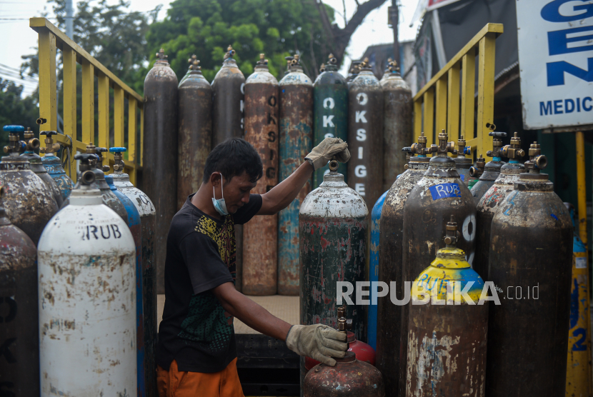 Pekerja mengangkat tabung oksigen di depot pengisian oksigen medical, Manggarai, Jakarta, Jumat (18/6). Menurut pemilik depot pengisian oksigen, Ervan mengungkapkan permintaan oksigen pada seminggu terakhir mengalami peningkatan mencapai 50 persen seiring dengan jumlah pasien covid-19 di DKI Jakarta mengalami lonjakan sebanyak 4.144 kasus positif Covid-19 pada Kamis (17/6) atau mendekati kasus lonjakan tertinggi pada 7 Februari lalu sebanyak 4.213 kasus. Republika/Thoudy Badai