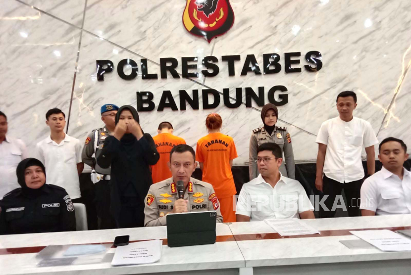 Dua orang selebgram asal Bandung dengan akun den.suu dan aretaaaw ditangkap Satreskrim Polrestabes Bandung, Rabu (23/8/2023). Mereka mempromosikan situs judi online sejak satu tahun terakhir. 