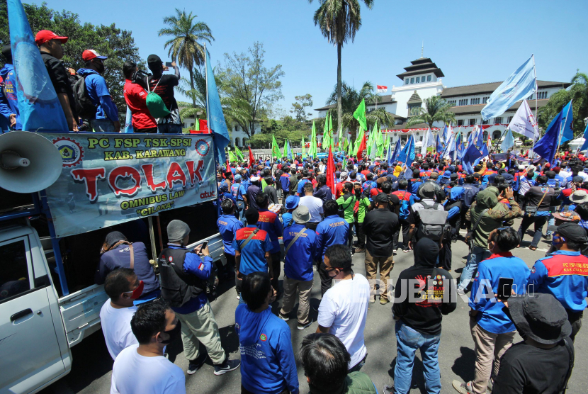 Ribuan buruh dari berbagai organisasi menggelar aksi menolak Omnibus Law, di depan Gedung Sate, Kota Bandung, Senin (25/8). Aksi tersebut tidak lepas dari terus berjalannya pembahasan Omnibus Law. Dalam aksinya, buruh juga menolak Pemutusan Hubungan Kerja (PHK) sebagai dampak dari pandemi Covid-19.