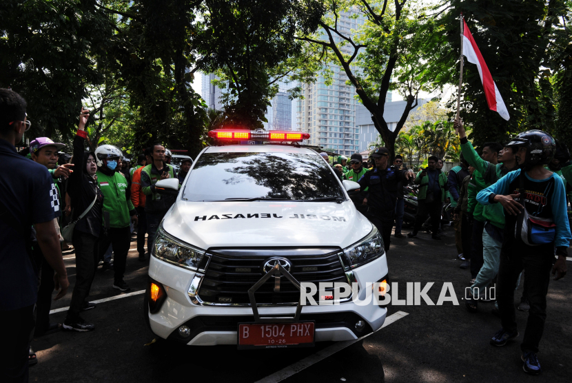 Para driver ojek online mengawal ambulans yang membawa jenazah Affan Kurniawan (21) untuk dimakamkan di TPU Karet Bivak, Jakarta, Jumat (29/8/2025). Affan Kurniawan yang merupakan driver ojek online tersebut meninggal dunia setelah dilindas mobil kendaraan taktis (Rantis) Brimob saat terjadinya bentrok dengan polisi di kawasan Pejompongan, Jakarta. Pemakaman Affan dikawal dan dihadiri oleh ribuan driver ojol.