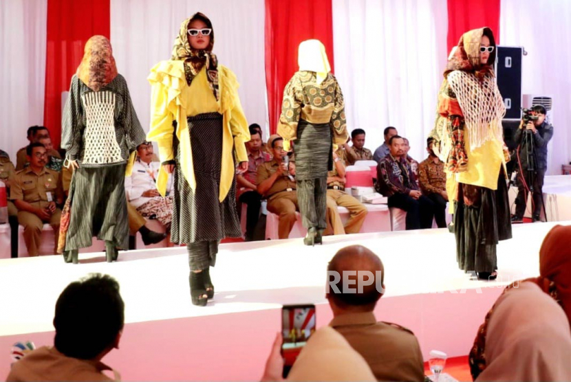 Fashion Show Kain Lurik karya siswa SMK NU Raden Umar Said, Banat, Kabupaten Kudus  pada acara pembukaan Lomba Kompetensi Siswa (LKS) SMK ke-31 tingkat Provinsi Jawa Tengah yang mengsung tema Budaya Prestasi Menguatkan Jateng Vokasi, Senin (29/5).