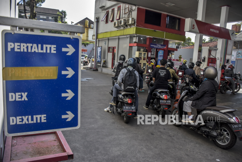 Sejumlah pengendara sepeda motor antre untuk mengisi bahan bakar minyak (BBM) di SPBU Pertamina Riau, Jalan LLRE Martadinata, Kota Bandung, Kamis (25/8/2022).