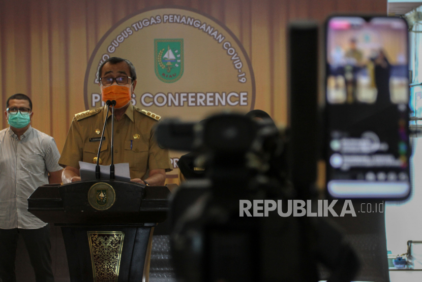 Gubernur Riau Syamsuar (kedua kiri).