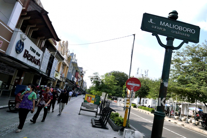 Wisatawan berjalan-jalan di Kawasan Malioboro, Yogyakarta, Selasa (8/9). Kawasan Malioboro tampak sepi dibanding hari biasanya. Beberapa pedagang di zona 3 tidak berjualan. Hal ini menyusul salah satu pedagang kaki lima positif terjangkit covid-19. Berdasarkan hasil penelusuran ada 15 orang yang memiliki riwayat kontak. Pemkot Yogyakarta belum memiliki opsi untuk menutup Malioboro. Dan pedagang yang memiliki riwayat kontak yang menutup lapaknya.