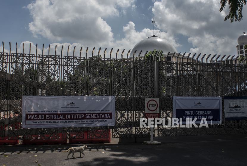 Kucing berjalan di depan pintu masuk Masjid Istiqlal yang ditutup sementara untuk pelaksanaan shalat rawatib dan shalat jumat di Jakarta, Jumat (2/7/2021). Pemerintah akan menutup sementara aktivitas di tempat ibadah selama penerapan Pemberlakuan Pembatasan Kegiatan Masyarakat (PPKM) Darurat pada 3-20 Juli mendatang. 