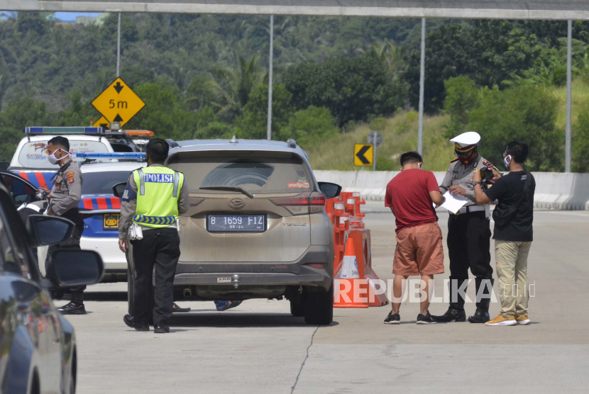 Petugas Kepolisian Polda Lampung memeriksa kendaraan yang keluar jalan tol melalui gerbang tol Bakauheni Selatan.