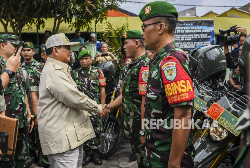 Menteri Pertahanan Prabowo Subianto menyalami Babinsa saat melakukan kunjungan kerja di Koramil 0912/Lembang, Kabupaten Bandung Barat, Jawa Barat, Jumat (16/6/2023).