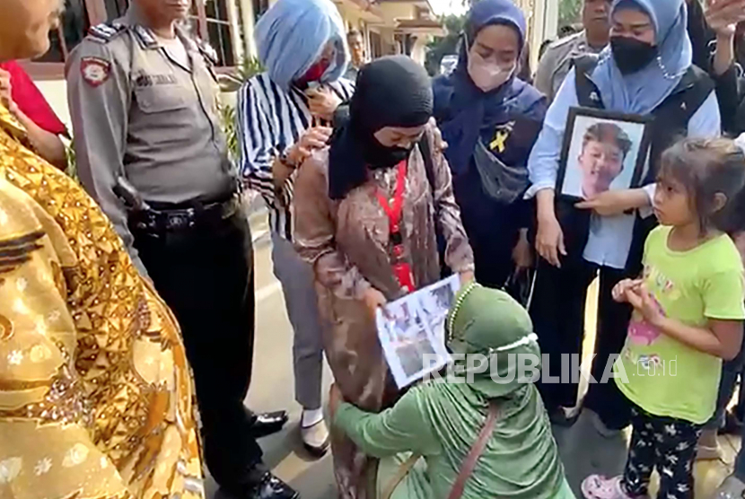 Orang tua terdakwa kasus pembacokan pelajar di Bogor, ASR alias T (17 tahun), meminta maaf kepada keluarga korban di Pengadilan Negeri (PN) Bogor, Kota Bogor, Jawa Barat, Jumat (9/6/2023).
