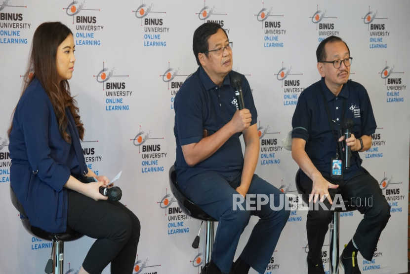 Rektor Binus University, Harjanto Prabowo, (tengah) dan Direktur Binus Online, Agus Putranto, dalam kegiatan Temu Media Binus Online di Kampus Anggrek Binus University, Jakarta Barat, Senin (13/2/2023). 