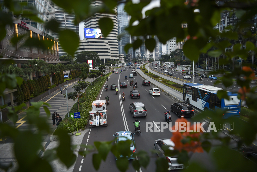 Kendaraan melaju di Jalan Jenderal Sudirman, Jakarta, Kamis (11/6/2020). Direktorat Lalu Lintas Polda Metro Jaya menyebut mulai pulihnya aktivitas perkantoran di masa PSBB transisi telah memicu kepadatan arus lalu lintas di jalanan Ibu Kota. 