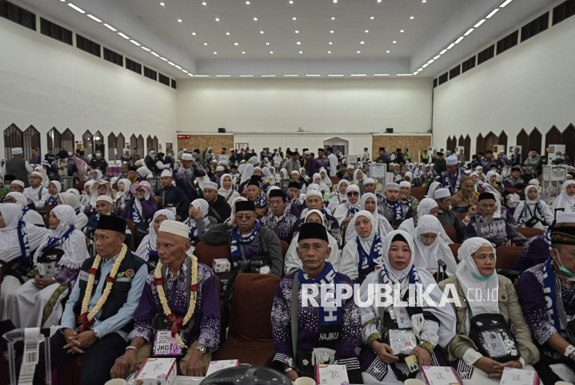 Jamaah haji mengikuti acara penyambutan jamaah saat tiba di Asrama Haji Pondok Gede, Jakarta.