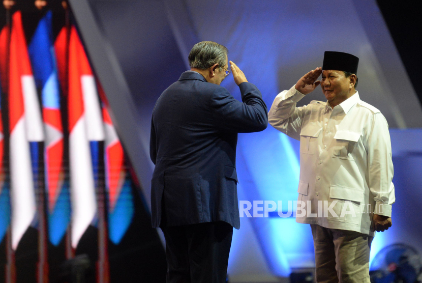 Bacapres Partai Gerindra Prabowo Subianto memberi hormat kepada Ketua Majelis Tinggi Partai Demokrat Susilo Bambang Yudhoyono (SBY) dalam Rapimnas Partai Demokrat di Jakarta, Kamis (21/9/2023). 