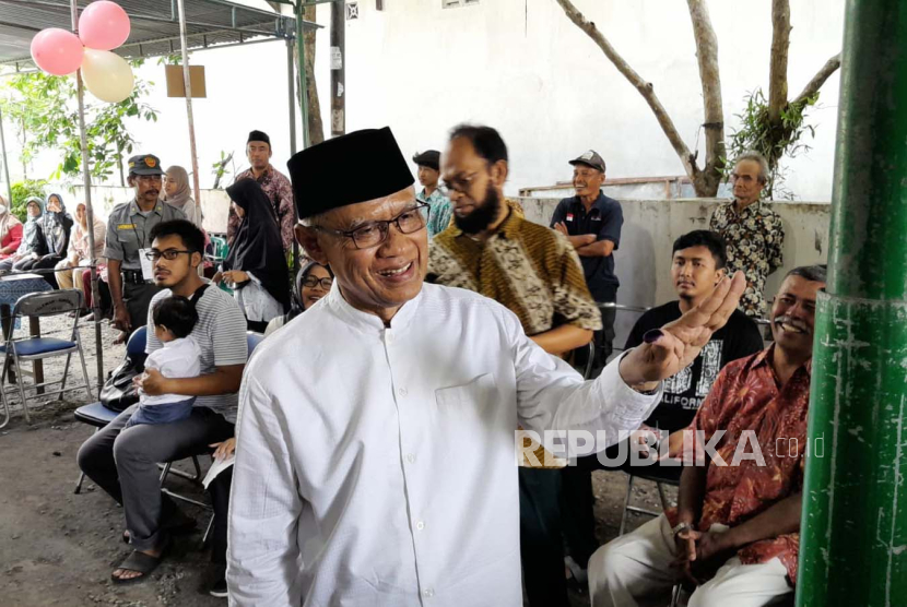 Ketua Umum PP Muhammadiyah Haedar Nashir menggunakan hak pilihnya di TPS 12, Kampung Rukeman-Peleman, Kalurahan Tamantirto, Kapanewon Kasihan, Kabupaten Bantul, DIY, Rabu (14/2/2024).  