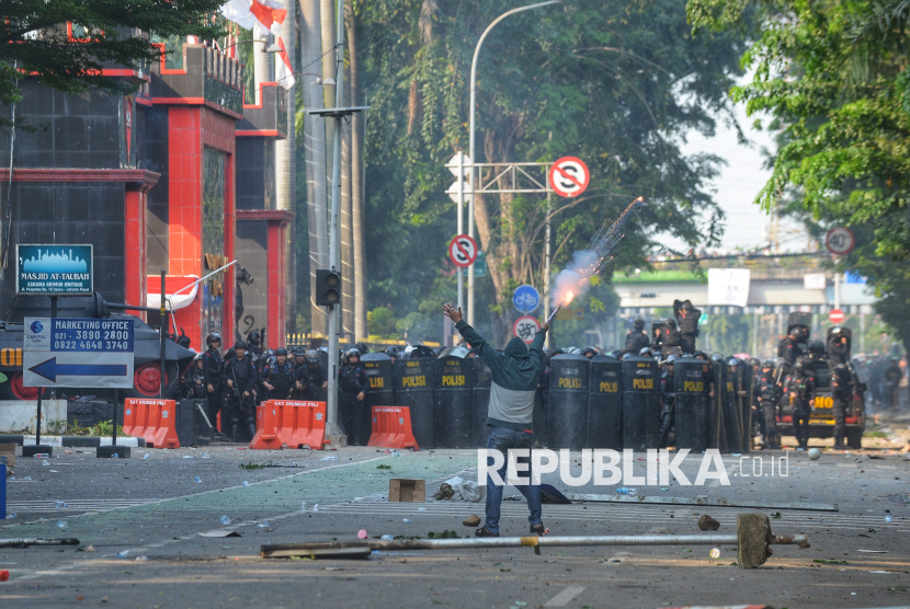 Sejumlah pengunjuk rasa terlibat bentrokan dengan personel Brimob di depan Markas Komando Brimob Polda Metro Jaya, Kwitang, Jakarta Pusat, Jumat (29/8/2025).