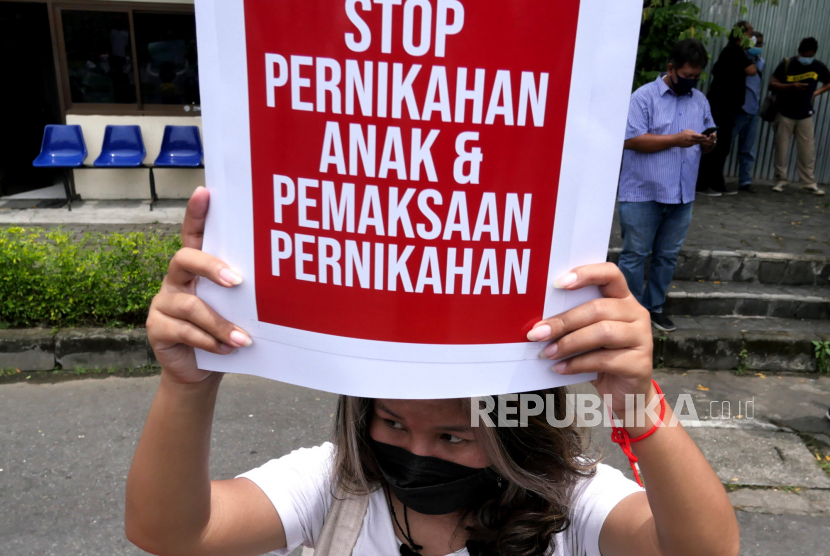 Aktivis dari Kesetaraan Perjuangan Rakyat menggelar aksi Memperingati Hari Perempuan Internasional di Bundaran UGM, Yogyakarta, Senin (8/3). Dalam aksi ini mereka menuntut pengesahan RUU penghapusan kekerasan seksual (PKS). Selain itu, juga menyuarakan isu-isu tentang hak perempuan.