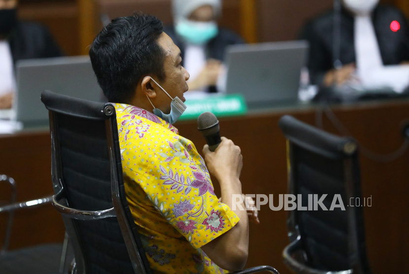 Adik ipar dari terdakwa kasus dugaan suap mantan Sekretaris MA Nurhadi, Rahmat Santoso memberikan kesaksian saat sidang kasus dugaan suap penanganan perkara di MA di Pengadilan Tipikor, Jakarta, Rabu (18/11/2020). Sidang tersebut beragendakan mendengar keterangan saksi. 