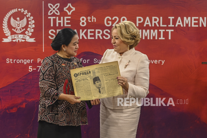 Ketua DPR RI Puan Maharani (kiri) menerima cinderamata dari Ketua Parlemen Rusia Valentina Matviyenko (kanan) saat melakukan pertemuan bilateral di sela Parliamentary Forum in The Context of The G20 Parliamentary Speakers’ Summit (P20) di Kompleks Parlemen, Senayan, Jakarta, Kamis, (6/10/2022). 