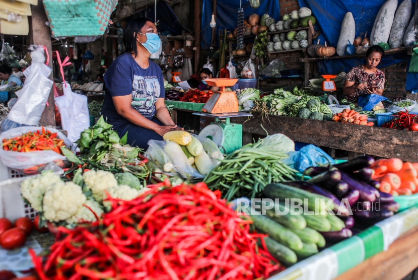 Pemerintah Kota (Pemkot) Medan, Sumatera Utara, mendorong para pedagang di 53 pasar tradisional agar menerapkan teknologi digital di tengah pandemi COVID-19. (Foto ilustrasi pedagang sayuran di Kota Medan)