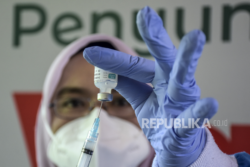 Petugas kesehatan menyiapkan vaksin IndoVac sebelum disuntikan ke warga di PT Bio Farma (Persero).