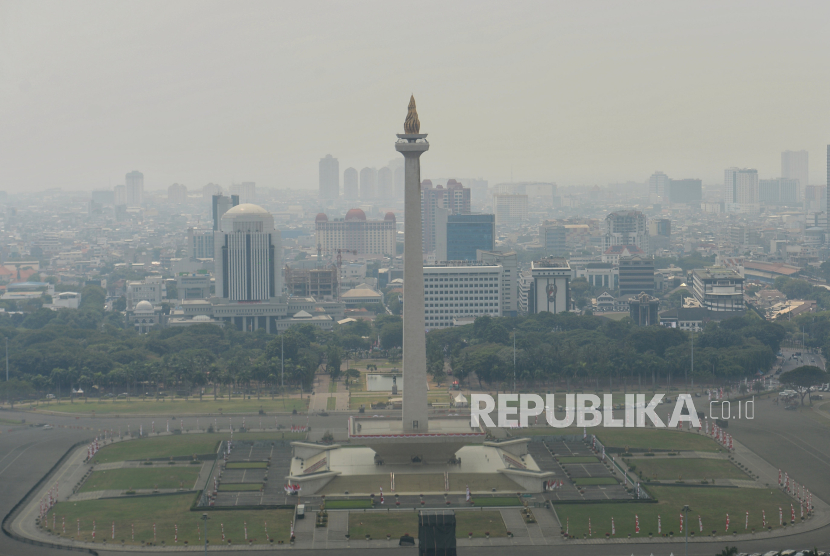 Kondisi polusi di langit Jakarta terlihat dari Gedung Perpustaakan Nasional, Jakarta, Senin (14/8/2023). Usulan pemberian insentif untuk pekerja rentan polusi dinilai berpotensi diskriminasi